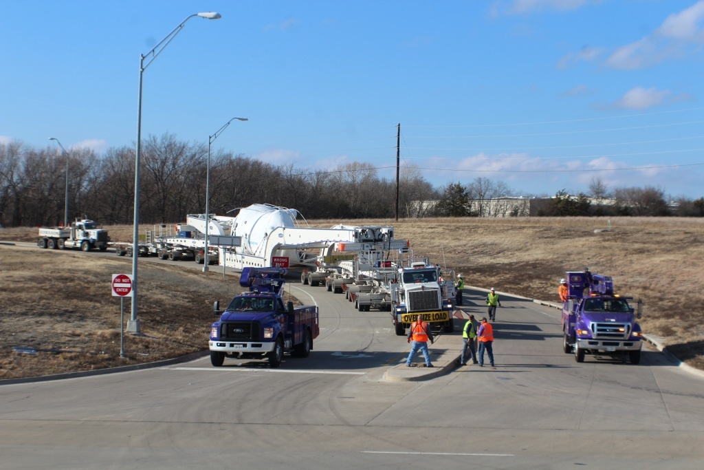 Houston bucket truck company, Kenco escorts superload.