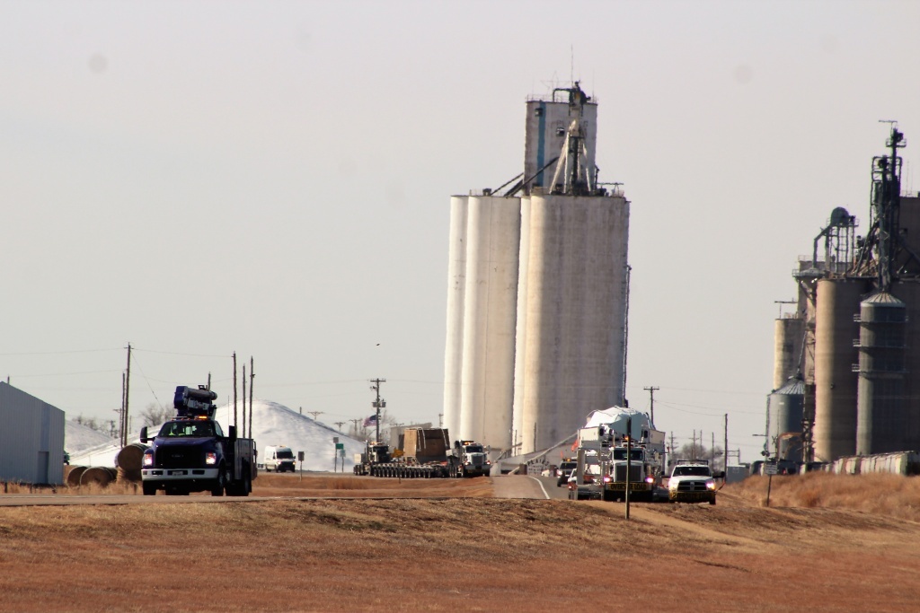 Bucket truck escort, Kenco, leading the route of a 723,656 lb. transport.